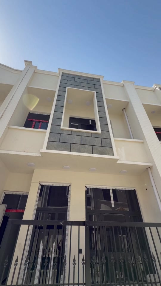 🏠 دار للبيع – فرصة مميزة 📐 المساحة: 50م 💰 السعر: 43 مليون وبي مجال ✨ محتويات الدار: • مدخل خاص إلى الاستقبال • مدخل خاص إلى المطبخ • خدمات صحية • منور • الطابق الثاني: غرفتين نوم 🛏️ 📞 للاستفسار: *********** 💬 علّق برقم 1 لتصلك التفاصيل وتابع الصفحة
