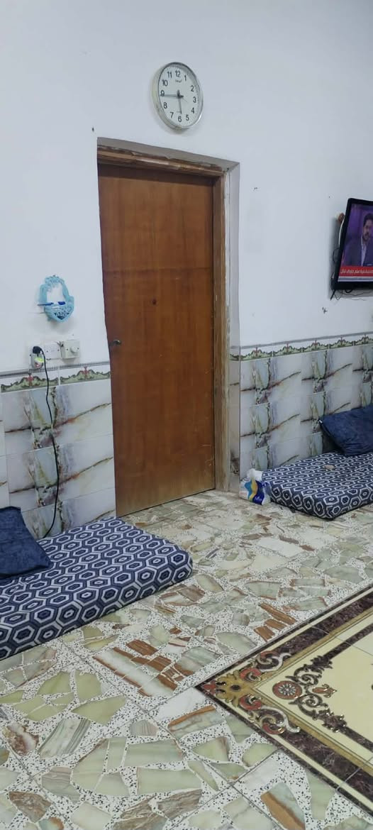 سلام عليكم بيت 700 متر زراعي سند ٢٥ ثلاث غرف نوم استقبال صاله مطبخ صحيات ٢ خارجيه مع حديقه كبيره  العنوان شاميه نزلة عباس مطلب جهة الزوار ركن على شارع رئيسي
للاستفسار اتصل ***********
