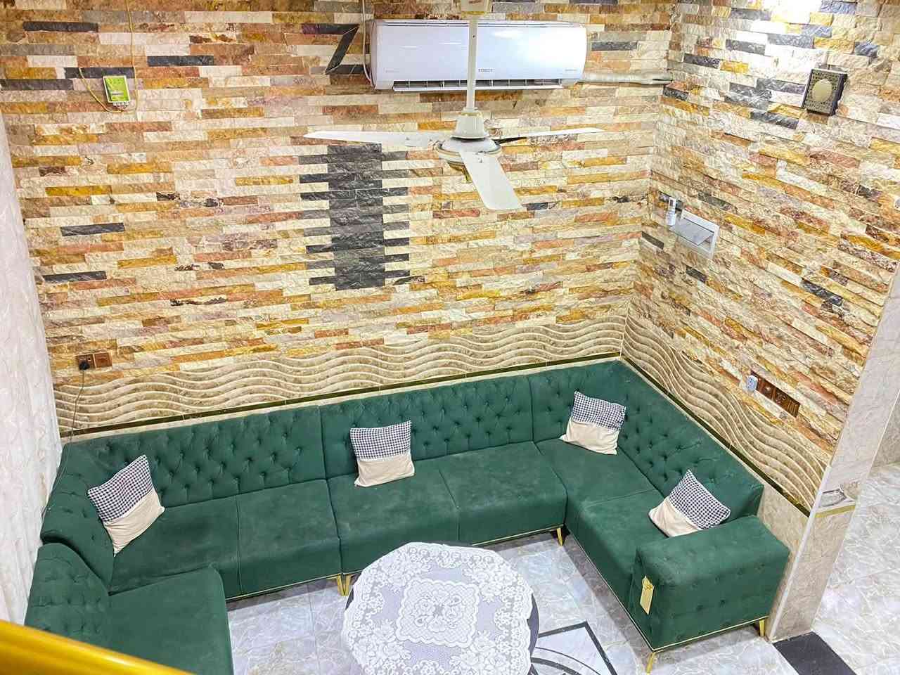 لبيت لبيع كوفه. شارع المعمل مقابيل مدرسه. سفير شارع اسواق ابن بوش البيت. طابقيت يحتوي على غرفتين وصاله فوك صاله جوه وستقبال ومطبخ جبير حمامات خارجية وداخليه البيت وجهيه مرمر وحجر الداخل كله سراميك وتغليف حجر دكورات  البيت درجه اولى مال جنايه  الاستفسار 

 بي واتساب الي حب يتفضل ***********。
