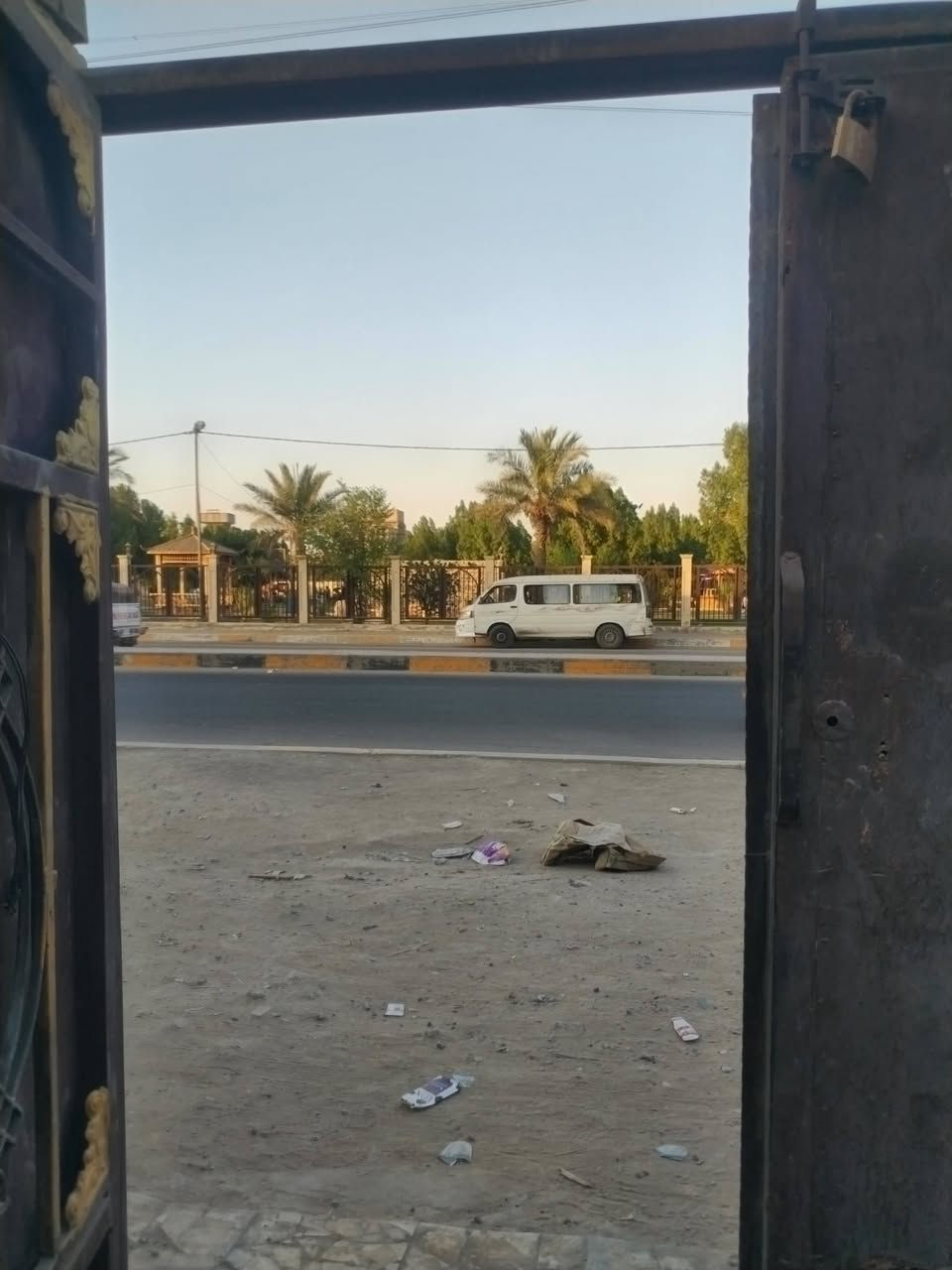 السلام عليكم منزل لبيع  في مدينة الصدر قطاع 38 على الشارع العام المنزل مساحته 144 مع مساحة التشجر موقع تجاري بناء قديم يحتوي على 2 باب طابقين 
المنزل على الشارع العام مقابل متنزة
علما المنزل بس شخص واحد وليس وراثه
الاستفسار
***********
