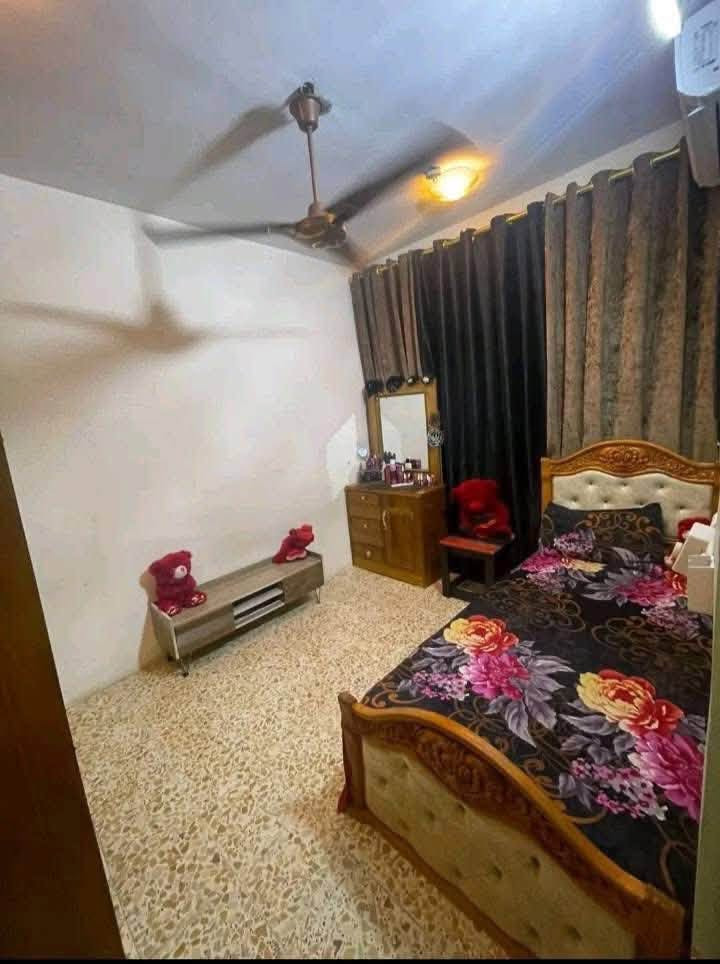 سلام عليكم بيت للبيع 50 متر سند ٢٥
يحتوي على تلاث غرفه نوم وصاله 
ومطبخ وحمام عدد 2 ومنور  
العنوان الشعب حي المصطفى قريب على  حسينية الجواد 
الاتصال ***********
