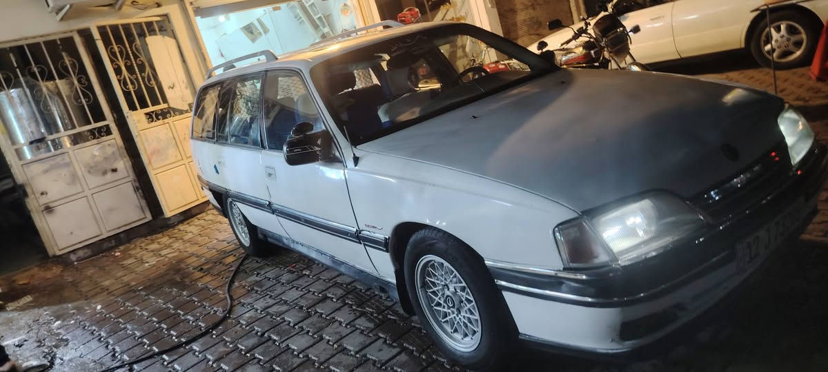 ***********
سلام عليكم للبيع اوبل اوميكا ستيشن موديل 1992 رقم انكليزي دولي نينوى بسمي شرط تحويل ولوكالة مسجل شاشة طخم سماعات امامي خلفي ويل كروم  تايرات وسط نضيفات كير اوتوماتيك محرك حجم 20 كير ومكينا بشرط كهربائيات شغالة جامات كهرب السعر 26 وبيها مجال لتفاوض صبغ جمالية حزام شرط تحويل الرقم للستفسار
المكان كركوك
