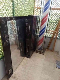 مرايا كبيره بيها نقطتين كهرباء مع ميز جرارتين مع شعار حلاقين طول اكثر ...