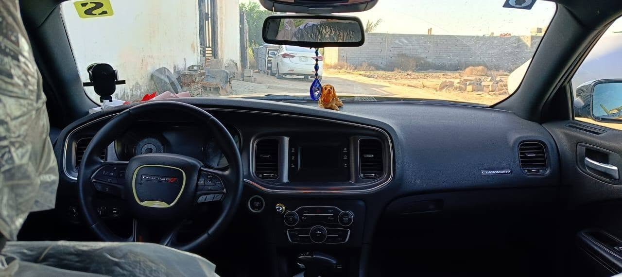 السلام عليكم
جارجر 17 امريكي SXT
اصفر بلاد مامصبوغه 
حادثها بامريكه ضربه بسيطه بالحاضن الخلفي 
ورصعه بخشم الجاملغ الخلفي اثر الحادث ومرجعه بارد وبالعراق بيها باب السايق فقط بي ضربه بسيطه ومامصلحه على حطتها كفاله شواصي والغود وباقي السياره كلها بدون دواخل
 مواصفاتها معروفه 
محرك 3600 V6
دفع خلفي
كشنات جلد
كشنات كهرباء
كشنات أمامية تدفئة
تحكم ستيرن كهرباء
ستيرن جلد
شاشة 8.4
تشغيل عن بعد
دخول وتشغيل بدون مفتاح
مكيف دبل زون
فتحات تكييف خلفية
مرايات كهرباء وتدفئة
حساسات ضغط التايرات
مثبت سرعة
وهواي موصفات مكينه كير كفالةحداديه جديده شواصي كفالة مال جاني ومصروف عليها هواي اي نقص مابيها سنويه
لل 2028 السيارة معلايه 21 اصل 17 باسمي تحويل ثاني يوم الله شاهد سيارة احلا من الصور الف مره تجي تشوف بعينك على ايدي ابد ما مشتغلة خط  بس صار عندي ظرف واريد ابيع
سعر 145 مكاني بصرة ***********
