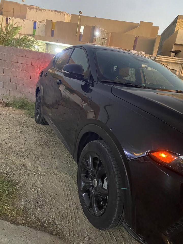 دوج هورنت بلكن كهرباء بانزين كل مواصفات ما عدا فتحة بسقف موديل ٢٤ بدون حادث غرف بسيط للدوسة صار عندي سنة اطلع وطب خير من الله اشحن ساعتين امشي ٥٠كيلو متر الكل شغال كشن مخمل كهربائي  شغل كهرباء بنزين وشغال بس بانزين وشغال كهرباء رادارات منبه كير طيارة ثلاث سرع مثبت سرع قيادة ذاتية تحديد مسار مانع انزلاق صعود الجبال بسلاسة تشغيل نظام بانزين وكهرباء يشغل كير بكس خلفي تبريد ثلج بعز الحر تلفون ***********
