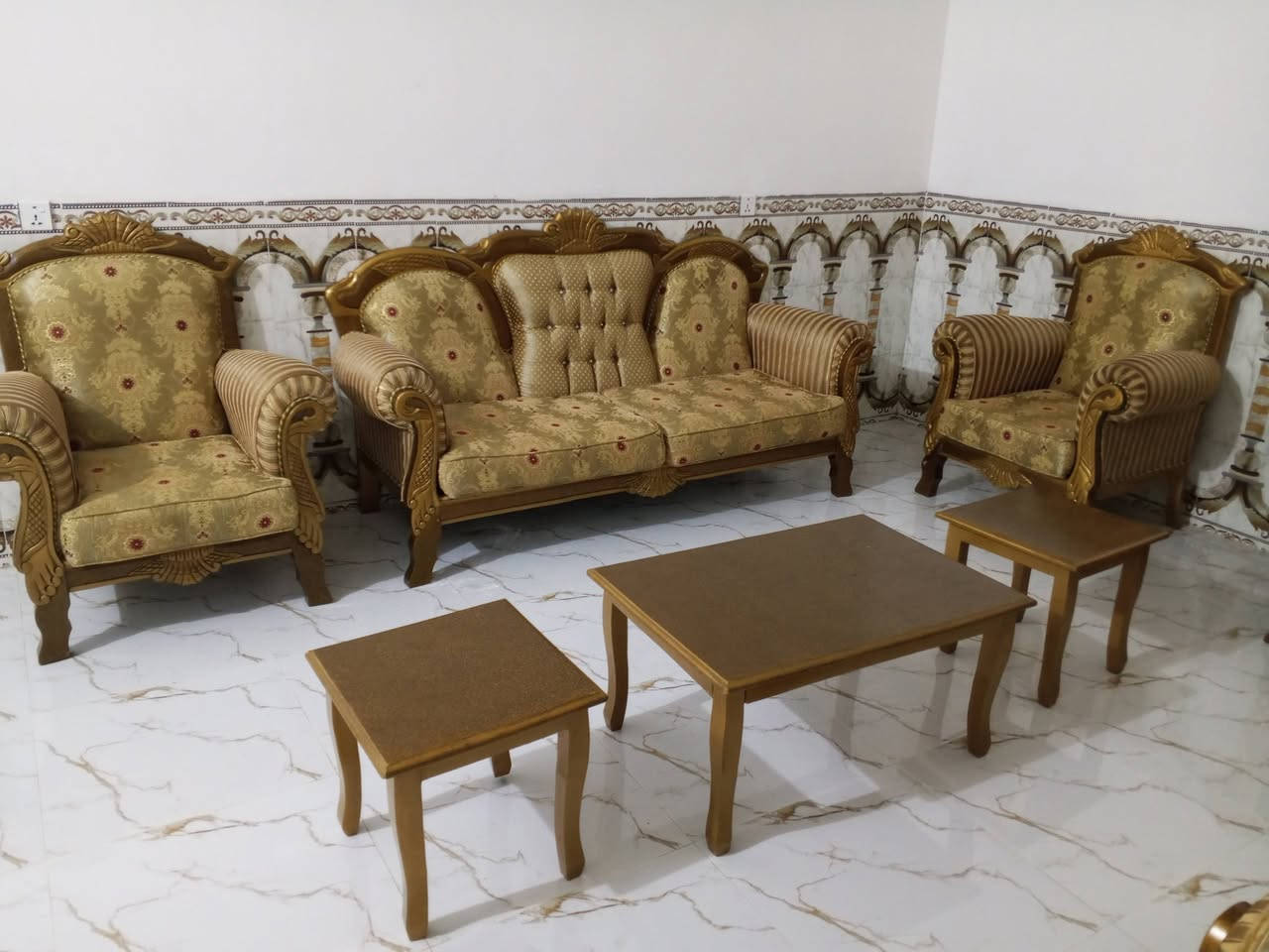 السلام عليكم طخم للبيع معا 3طبلات السعر خاص هاذ رقمي ***********
