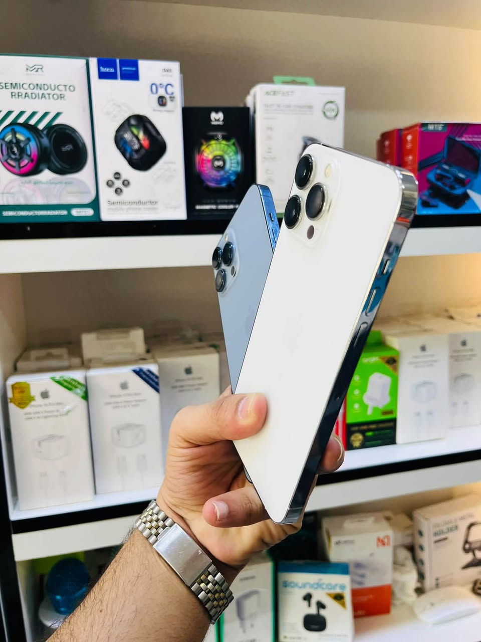 السلام عليكم 🫡
للبيع قطعتين ١٣ 
الاول iPhone 13 pro max 
ذاكرا 256 
بطاريه 94% بلاد 
نموذج M 
نضافه 95% لون ابيض 
الجهاز فول فقط شاشه نوعيه وسط كلش حلوه مبدل فيس ايدي صوت اتصال كامرات انترنيت كله شغال مابيه اي خلب السعر قفل ٤٣٠ الف 
الثاني ..iPhone 13 pro max 
ذاكرا 256 
بطاريه 76% بلاد ابد متصرف 
نموذجً M 
نضافه 90% لون بحري 
الجهاز فول فقط شاشه نوعيه وسط كلش حلوه مبدل فيس ايدي صوت اتصال انترنيت كامرات كله شغال بيه اي خلل السعر قفل ٤٣٠ الف مكاني بغداد مدينه الصدر رقمي *********** 
ضمان ع كل قطعه يوم كامل
