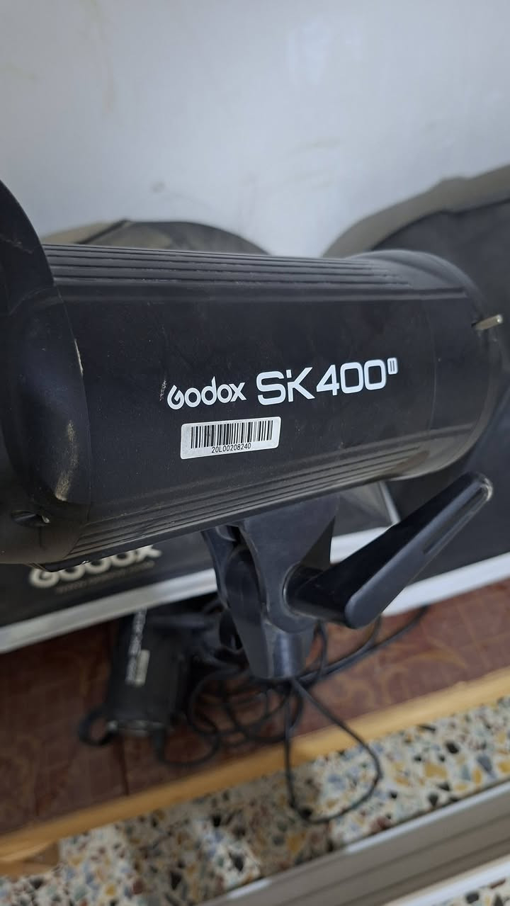 اضاءة كت godox sk 400 ii
الإضاءة شغاله بس اكو خلل بالاعدادات 
يعني ماكو ضربة فلاش ما اعرف اضبطها
نقص جنطة و ستاندات و الشمعة الداخلية 
ابيعها على وضعها ب 100 الف والتوصيل عليه
و هذا رقمي ***********
