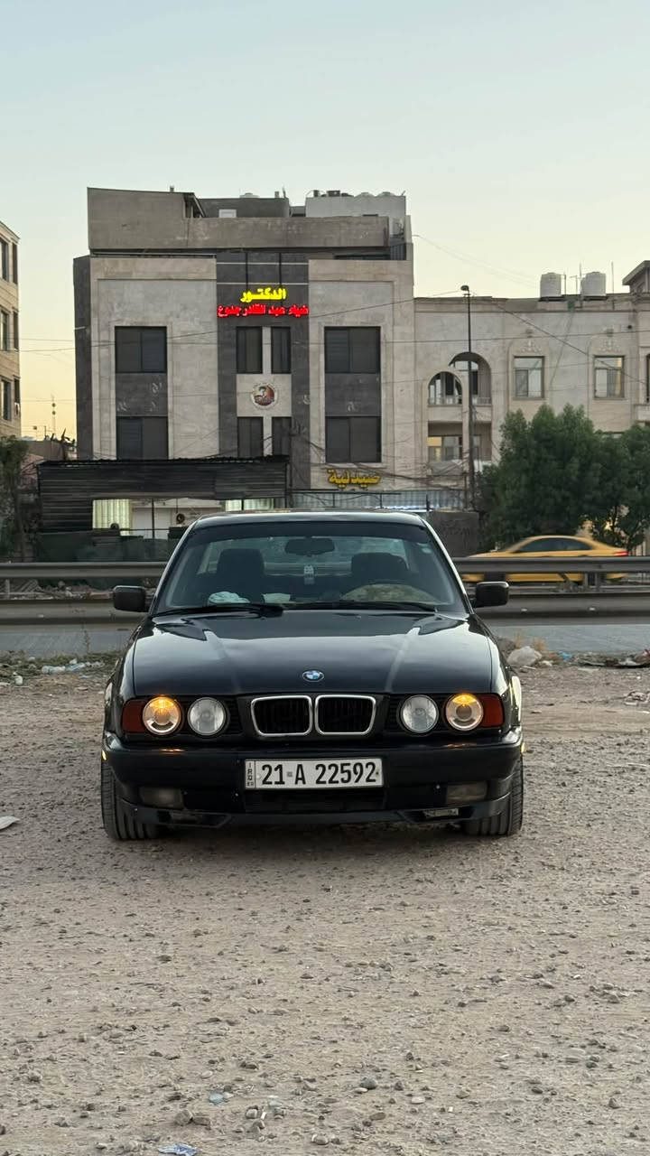 بي ام موديل ١٩٩١ تك فانوس مسكر سيارة جاهزة من كلشي
كير ومحرك حاوية جدد مشدود 
ويلات قياس ١٧ تخم تاير جواها جديد
غوفتها حلوة ونضيفة السيارة ناصبة ومرتبة وجاهزة
تبريدها شغال ومنضومتة كاملة فقط الغاز بي نقص
رقم سليماني تحويل وكالة اي شي كلة جاهز 
السيارة معروضة بـ٦٠ ورقة هـ***********
