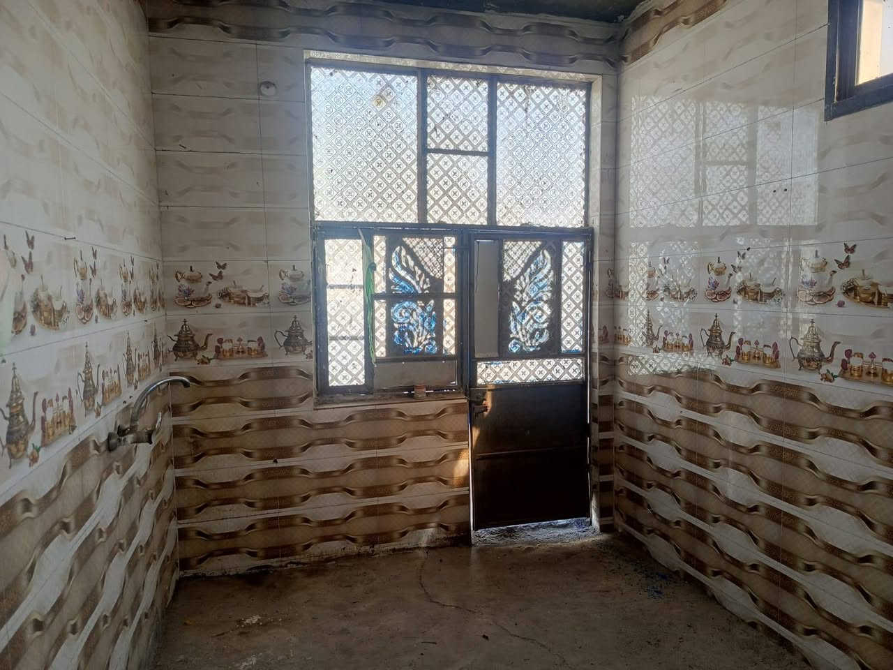 دار زراعي للبيع المساحه 225م يحتوي على استقبال ومطبخ وصاله وغرفتين وصحيات داخليه وخارجية نوع البناء طابوق +عكاده  موقع تجاري  العنوان سديناويه منطقه خلف الجسر على الشارع العام 
السعر 40مليون وقابل لتفاوض الاستفسار أكثر مراجعة مكتب الواثق أو الاتصال على الرقم التالي ***********
ملاحظة :الدار نقص أرضية فقط
