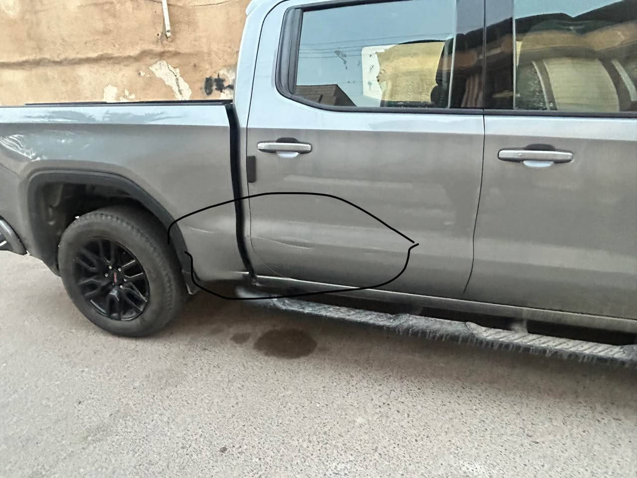 ‏GMC سييرا ٢٠٢٣ بدي قصير
حادثها بجم واصل للشاصي " موضح بلصور بلبوست " 
كلشي راجع ما مبدل مصلح وصبغ بدبي 
بلبصره شخط ستوته " موضح بصوره"
فقط ايرباك ستيرن وراجع  
الكلوب الوحيد الي بلشاشه كلوب الجيك انجن بسبب البرده الاماميه  
ماشيه ٦٠ الف ميل 
بانزين محرك ٥٣٠٠

مواصفات الفيشن 
شاشه كبيره كار بلي
راداد 
كاميرا 
منافذ usp & tipe c & كهرباء 
تحديد مسار 
مثبت سرعه 
خزن تحت الكشن الخلفي 
اماكن خزن سريه 
باب خلفي ٣ طبكات 
سياره باسمي " انا سجلتها " رقم بصره الانكليزي الجديد 
السعر ٣ شدات وبيه مجال 
او مراوس بسياره سعرها  شده او شده وشويه 
مكان تواجد السياره البصره " مدينه الامل - الحكيميه - مدينه شط العرب"
*********** 
واي استفسار بلخدمه … البصرة, العراق

نص مكتوب في الصور:
- 47781164