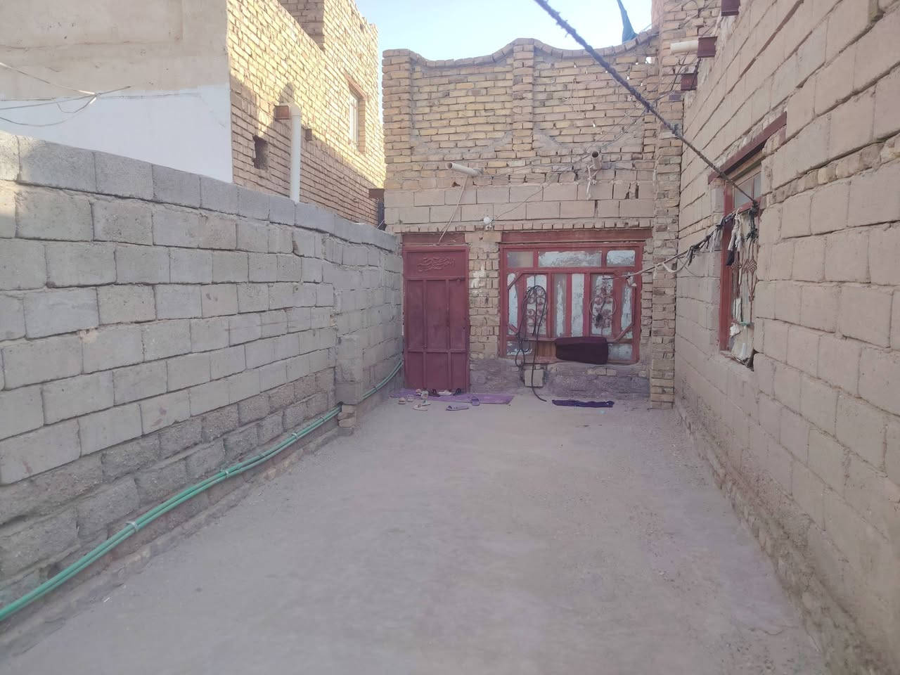 بيت للبيع بحي العدس قرب الطابو تقريبا ٢٠٠ متر عن طابو يتكون من غرفتين وصاله ومطبخ وديوانية مساحه لبيت ٢٠٠ متر للاستفسار *********** مكلف بلنشر
بشارع ابو حنان موقعه
