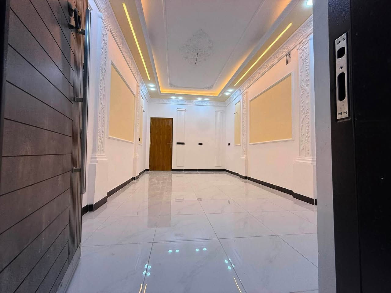 الدار للبيع 🏠
المساحة 100 م❤️
( مدخلين )البيت درجة أولى فول الفووول دزاين مودرن 🌸
العنوان الشعب شارع الاسواق المركزية التجار ❤️ موقع جيد 👌
يحتوي الطابق الارضي على كراج صغير  واستقبال ومطبخ حار وبارد ومنور وخدمات ومكان غسالة معزول وغرفة نوم 
ويحتوي الطابق الثاني على غرفتين نوم وخدمات وبيتونة وسطحين
للاستفسار اكثر يرجى الاتصال على الرقم التالي (متواجد هذا الرقم على الواتس اب والفايبر والماسنجر ***********
