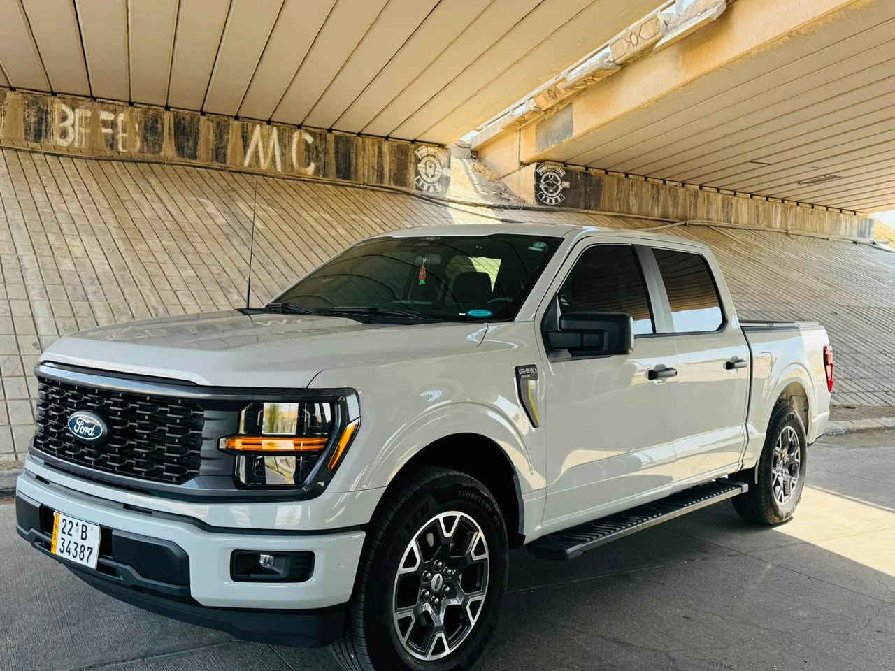 للبيع: فورد F-150 STX موديل 2024
* الموديل: 2024
* الماركة: Ford F-150
* الفئة: STX
* الكابينة: SuperCrew (أربع أبواب)
* المحرك: 2.7 لتر EcoBoost V6 توين تيربو – 325 حصان تقريبًا 
* ناقل الحركة: أوتوماتيك 10 سرعات 
* نظام الدفع: 4×2 (دفع خلفي) 
* اللون الخارجي: فضي (Iconic Silver)
* عدد المقاعد: 5–6 ركاب
* تاريخ الإنتاج: 07/2024 (حسب ملصق الباب)

المواصفات

* شاشة معلومات وترفيه 12 إنش.
* كاميرا خلفية.
* تشغيل ذكي (Push Start).
* دخول ذكي بدون مفتاح.
* مصابيح LED.
* نظام المحافظة على المسار (Lane Keeping Assist).
* تحذير النقطة العمياء (Blind Spot Monitoring).
* فرملة طوارئ أوتوماتيكية.
* مثبت سرعة.
* حساسات ضغط الإطارات.
* جنوط ألمنيوم مع إطارات 275/60R20.
لتواصل ***********
