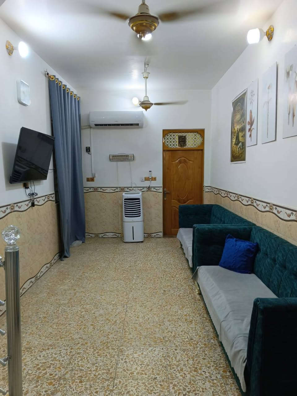 البيت للرهن المساحة 100 متر طابق ونص حي الميلاد شارع الحولي شارع 30الثاني
والبيت على شارع 30العرضي
تفاصيل غرفة وصالة ومطبخ واستقبال وصحيات خارج وداخل
الطابق الثاني عرفة وصالة 
للاتصال ‏‪***********‬‏
