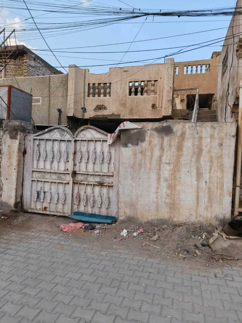 بيت للبيع 200متر طابقين في 22قريب على شارع العام بيت طابق الأول معمره سعر 125———***********
