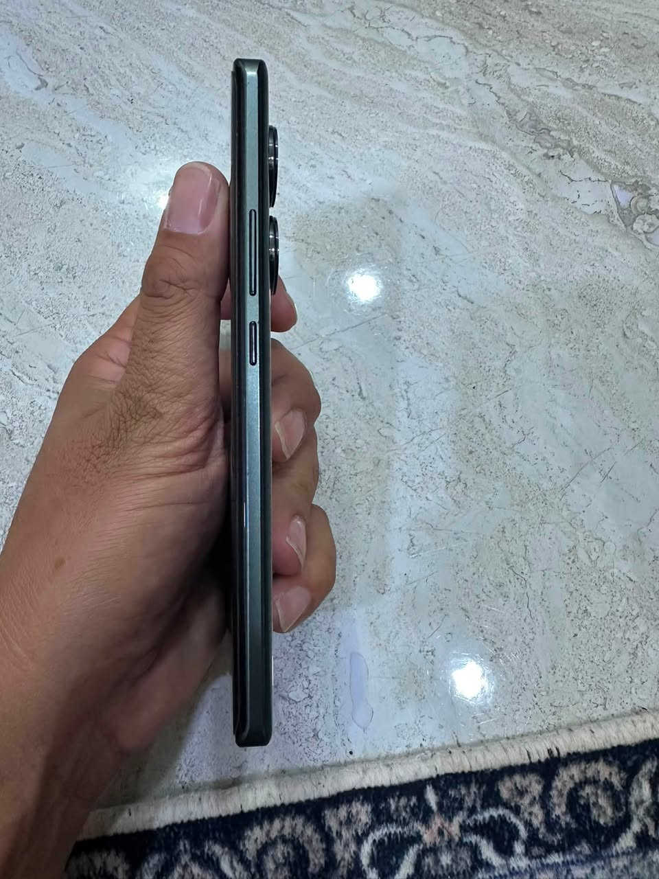 Realme GT 6T تقديم أداء قوي مع شاشة ممتازة وسرعة شحن فائقة.
المواصفات الرئيسية
 الشاشة: LTPO AMOLED بحجم 6.78 بوصة، بدقة 1.5K، ودعم معدل تحديث 120Hz، وسطوع يصل إلى 6000 شمعة (الأعلى في فئته)، مع حماية Corning Gorilla Glass Victus 2.
 المعالج: Snapdragon 7+ Gen 3 بتكنولوجيا 4 نانومتر، يقدم أدائاً قريباً جداً من المعالجات الرائدة.
 الذاكرة والتخزين:
 RAM: 8 أو 12 جيجابايت (LPDDR5X).
 التخزين: 256 جيجابايت (UFS 4.0 
 الكاميرات:
 رئيسية: 50 ميجابكسل بمستشعر Sony LYT-600 مع مثبت بصري OIS.
 واسعة جداً (Ultra-wide): 8 ميجابكسل.
 سيلفي: 32 ميجابكسل تدعم تصوير فيديو 4K.
 البطارية والشحن: 5500 مللي أمبير مع شحن سريع بقدرة 120 واط (يتم الشحن حتى 50% في نحو 10 دقائق).
 النظام: Android 14 مع واجهة Realme UI 5.0 السعر 370 مكاني الديوانيه اتصال ***********
