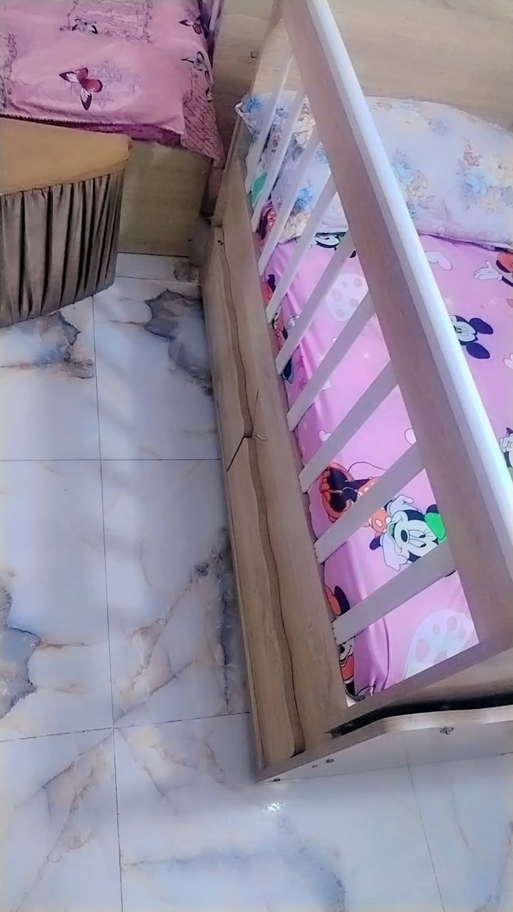 السلام عليكم سرير وجربايه هزاز تصير من عمر يوم لحد ٥ سنوات نضيفة جدا هية ودوشك ضغط
سعرهة ب100الف
 ***********
