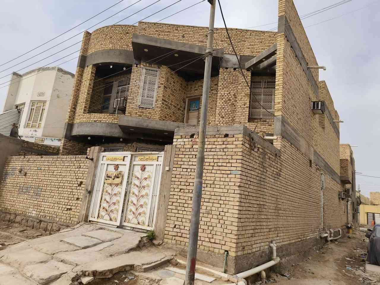 بيت للبيع في شطره منطقه حي الامام المهدي 
بيت مساحه 200م يتكون من طابقين  الطابق الاول يحتوي على استقبال وصاله ومطبخ وغرفتين وحمام عدد 2 ومنور والطابق الثاني يحتوي على صاله و٤ غرف وحمام 
تفاصيل السعر على الرقم  
***********
