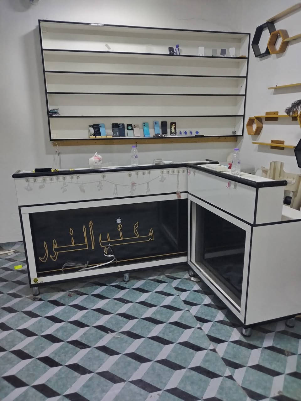 مكتب • رف جداري • قليل الاستعمال