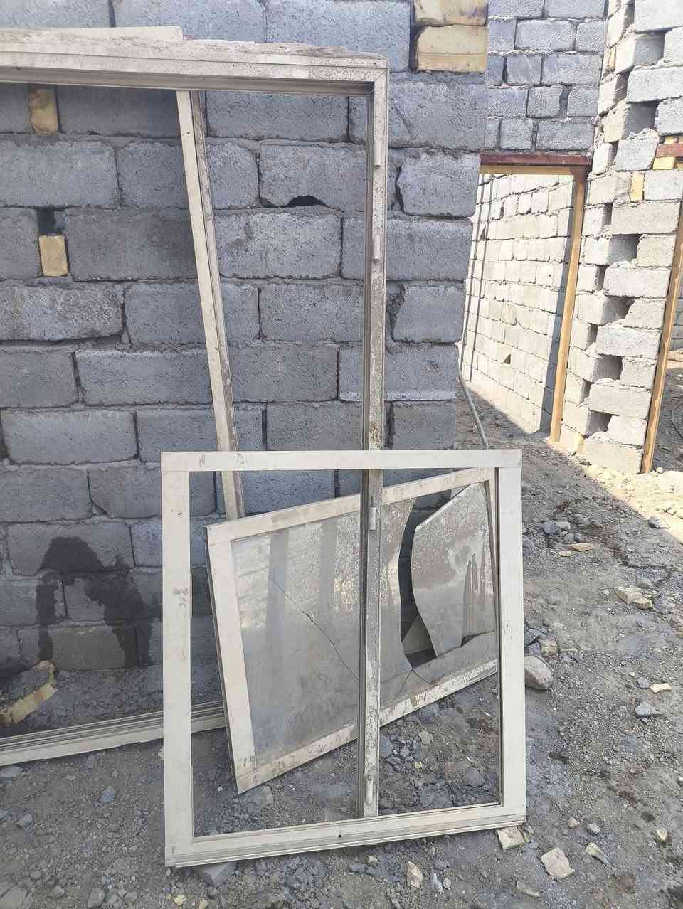 5 شبابيك المنيوم وباب طلاكة وربع المنيوم الثقيل هنه وجراجيبهن للبيع  ***********
