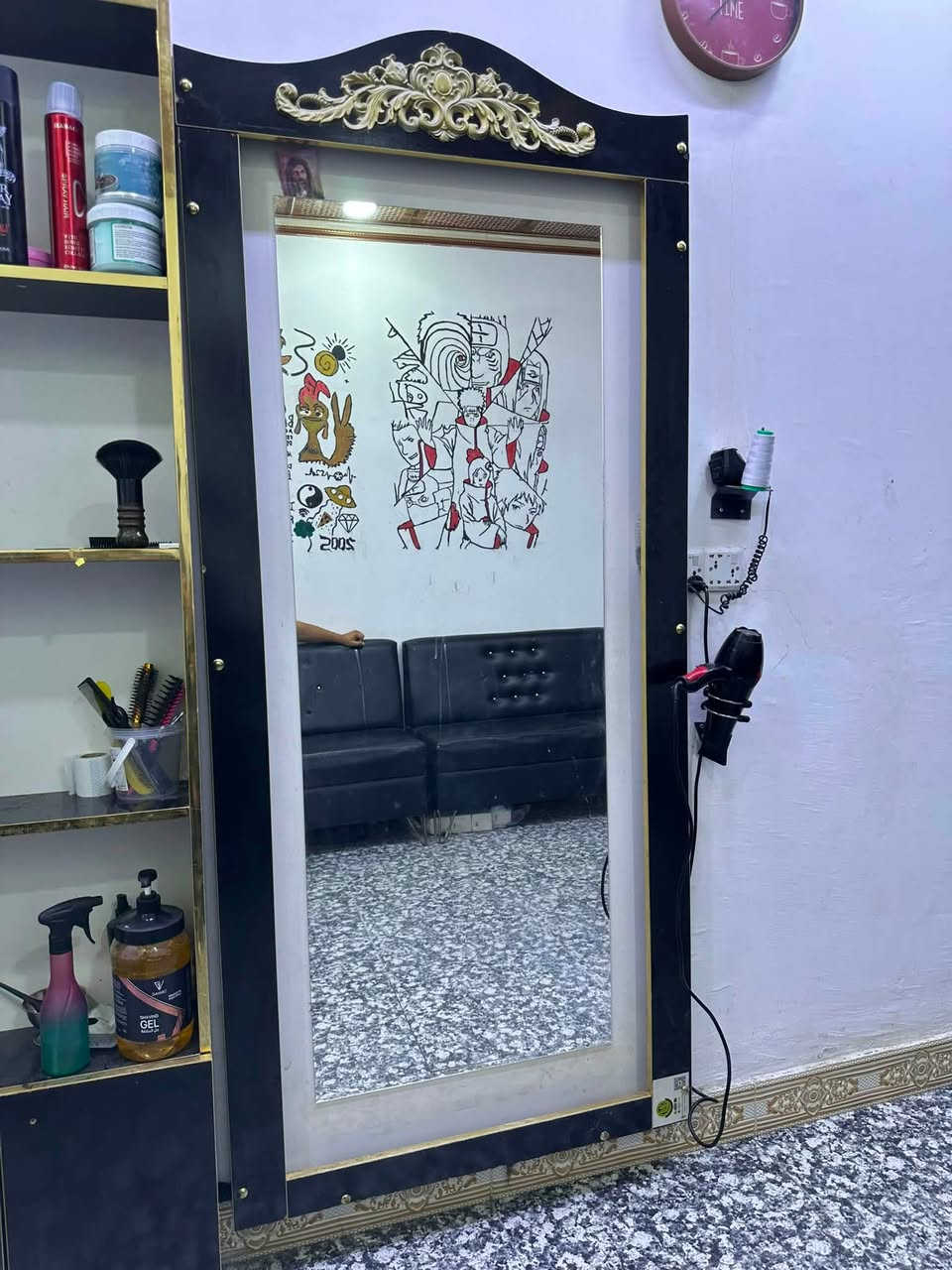 مراية مع رفوف حلاقة بعدهن جديدات ستخدام قليل السعر١٠٠ الف قفل العنوان البصرة كرمة علي ***********
