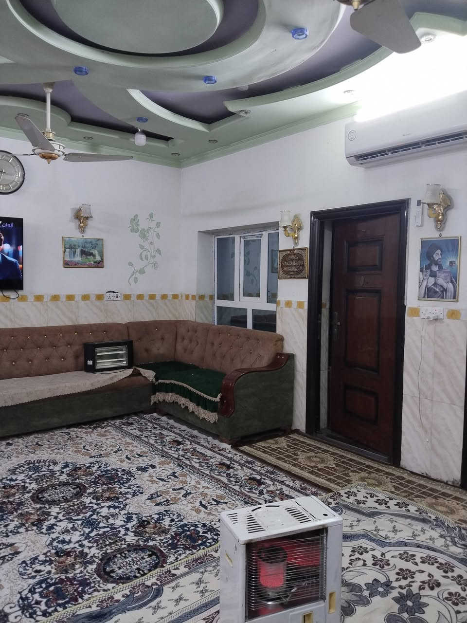 السلام عليكم بيت مساحه 150 طابقين يحتوي على أربع غرف نوم وصاله و مطبخ وكليدور 2  المكان حي الزهراء طابو زراعي سند 25 خدمات كاملة مجاري كهرباء السعر خاص رقم هاتف ***********
