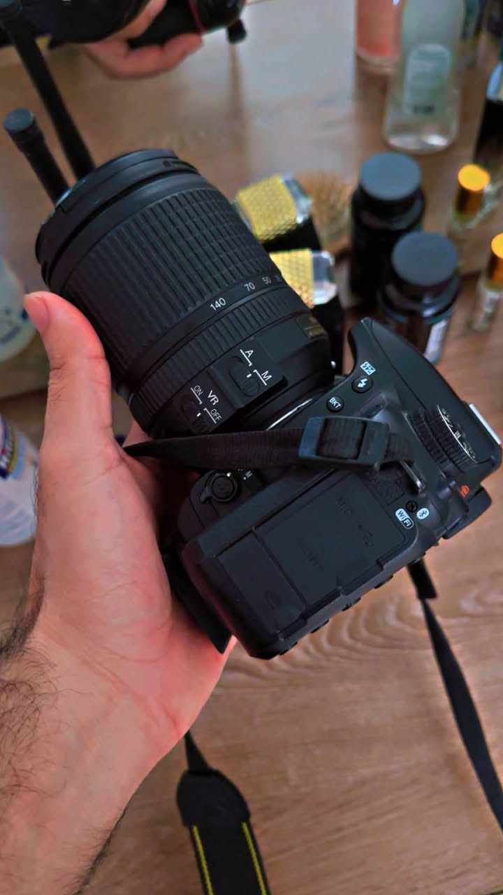 Nikon D5300

العدسة المركبة عليها هي Nikon AF-S DX NIKKOR 18-140mm f/3.5-5.6G ED VR. 

Nikon D5300

* الحساس: CMOS بصيغة DX / APS-C بحجم 23.5 × 15.6 مم.
* الدقة: 24.2 ميگاپكسل.
* المعالج: EXPEED 4.
* ISO: من 100 إلى 12,800، وقابل للتوسعة إلى 25,600.
* الفوكس: 39 نقطة Autofocus.
* التصوير المتتابع: حتى 5 صور بالثانية.
* الفيديو: Full HD 1080p حتى 60fps.
* الشاشة: 3.2 إنچ قابلة للدوران، بدقة حوالي 1.037 مليون نقطة.
* Wi-Fi: مدمج.
* GPS: مدمج.
* نوع الكارت: SD / SDHC / SDXC.
* سرعة الغالق: حتى 1/4000 ثانية.
* الوزن: حوالي 480 غرام للجسم. 

العدسه المركبه عليها

هي AF-S DX NIKKOR 18-140mm f/3.5-5.6G ED VR، وهي عدسة ممتازة كعدسة واحدة للاستخدام اليومي. 

* البعد البؤري: 18–140mm.
* على D5300 تعطي مجال رؤية مكافئ تقريباً 27–210mm بسبب معامل DX.
* فتحة العدسة: f/3.5–5.6.
* VR: مانع اهتزاز بصري حتى حوالي 4 ستوبات.
* Autofocus: AF-S بمحرك Silent Wave Motor.
* أقرب تركيز: 45 سم.
* فلتر: 67mm.
* الوزن: حوالي 490 غرام. 

المكان 📍بغداد /العامريه التواصل خاص او واتساب مراسله فقط ***********
