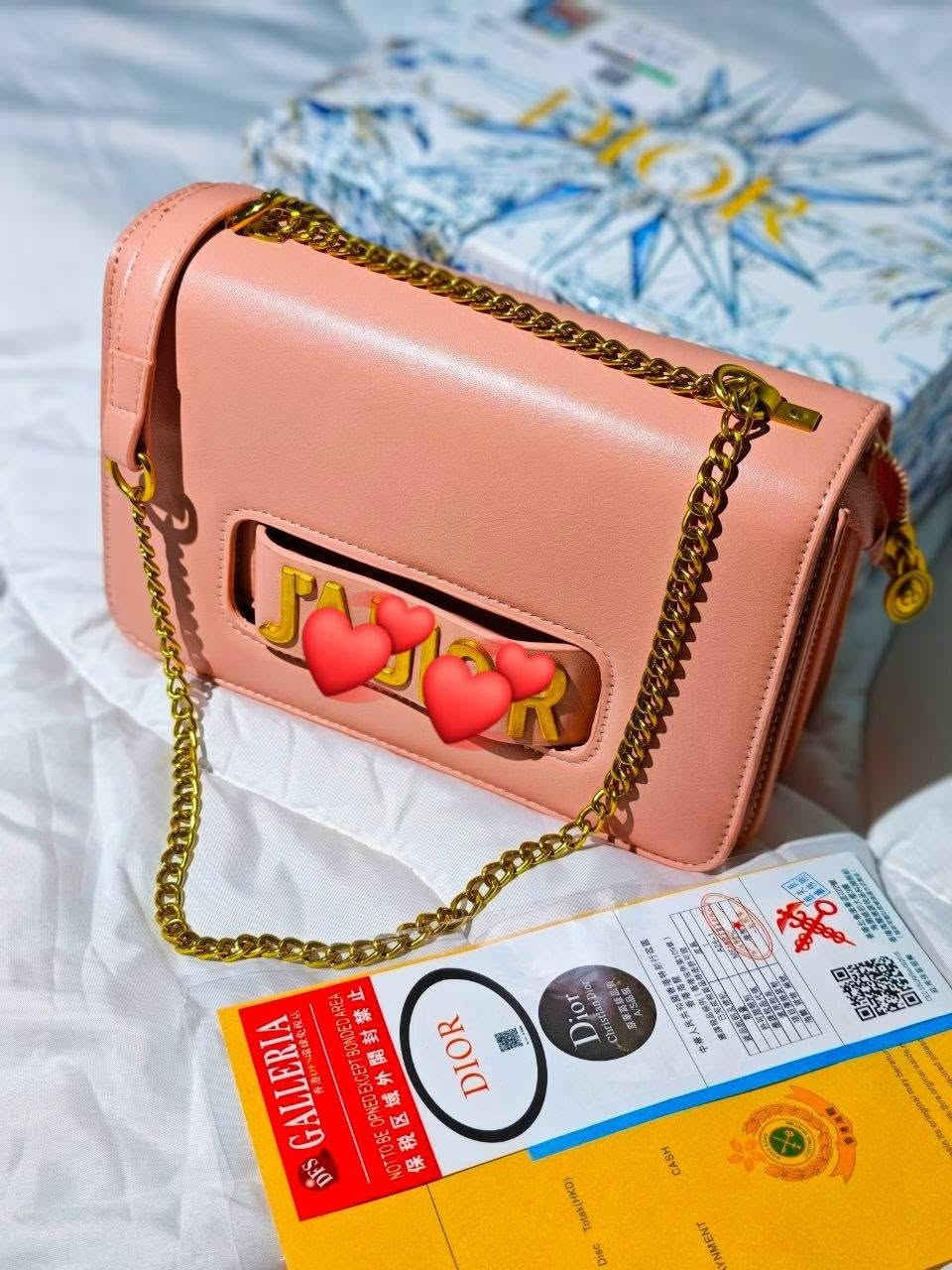 ✨👜 حقيبة د.يور بحجم 25 سم 👜✨

فخامة وأناقة بتصميم راقٍ يخطف الأنظار من أول نظرة 🤍
حجم عملي ومناسب لأساسياتك، وتفاصيل أنيقة تكمل إطلالتك اليومية والمناسبات ✨

💯 فول ماستر كوالتي
💰 السعر: 35 ألف دينار فقط

🚘 التوصيل لجميع محافظات العراق: 5 آلاف دينار

📲 للحجز والاستفسار عبر الواتساب:
***********

يرجى إرسال:
📸 صورة القطعة المطلوبة
👤 الاسم
📞 رقم الهاتف
📍 العنوان الكامل
