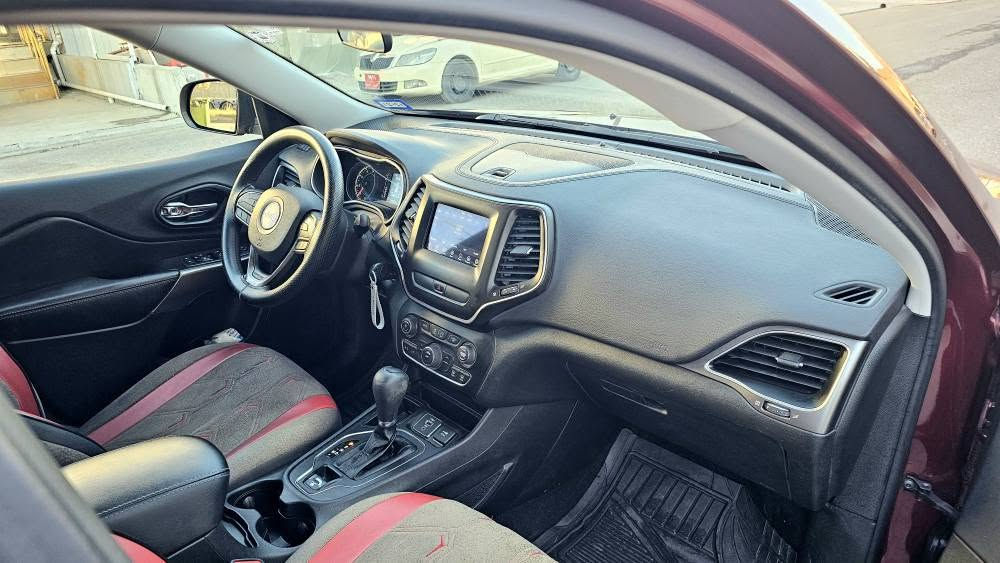 🚙 جيب شيروكي 
✨️ مودیل٢٠٢٠
✔بدون صبغ ️كلين بدون ارباك او داخلى 👍
↔️٧٨امايل ماشى
🪪سنوية جديد بأسمى
غرامة مليون و ارجع بعد المعامله 
💰سعر133💲
🏫مكان اربيل
📞 ***********واتس أربيل, العراق
