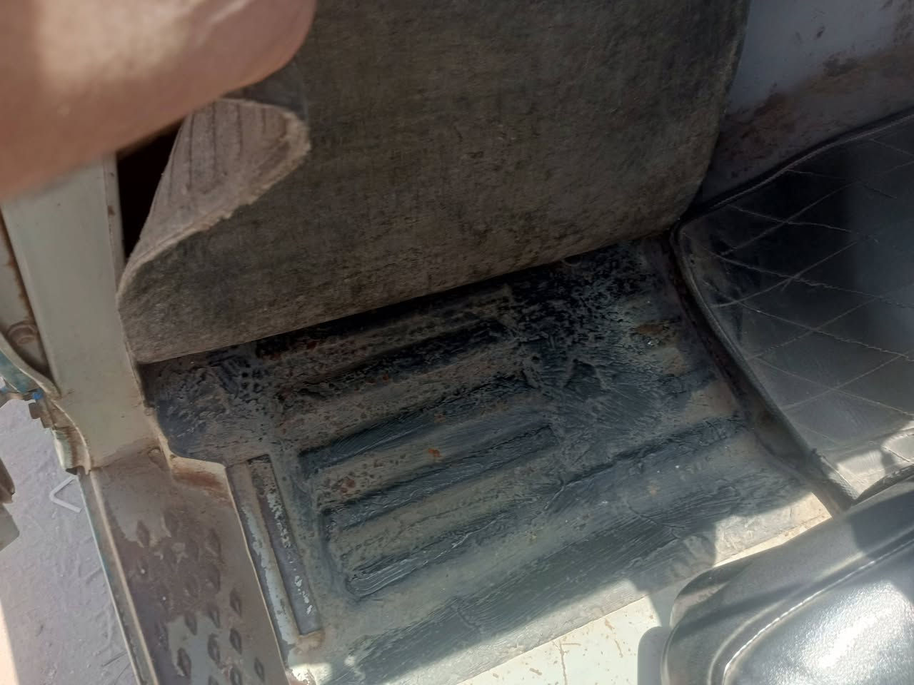 السلام عليكم للبيع موديل 2000 سياره داخل وخارج بلادي مكينه وكير جدد ***********
