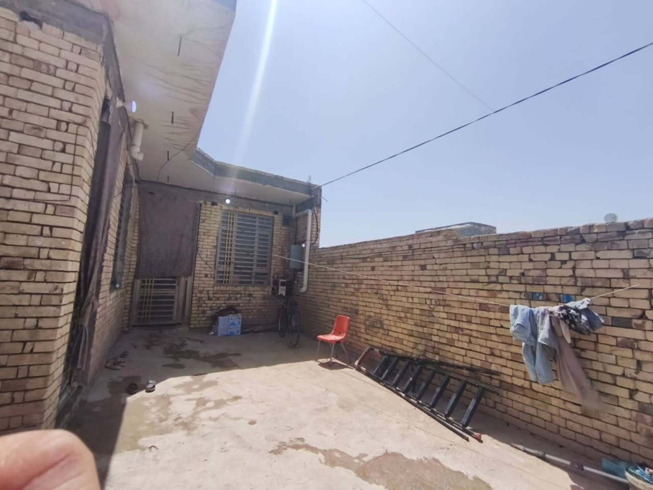 بيت للبيع زراعي مساحة📐 225
مقابيل الملعب الدولي🏟 كلش عن شارع 100متر
جاي من المجتمع 📍الإسباني بفرعين
يتكون من غرفه 
صاله
مطبخ استقبال
صحيات  
وباقي ملحق 100متر بي رباط
بيت جاهز للسكن
#السعر 60وبي مجال
الوسيط العقاري
***********☎
عندك عقار للعرض تعال خاص
