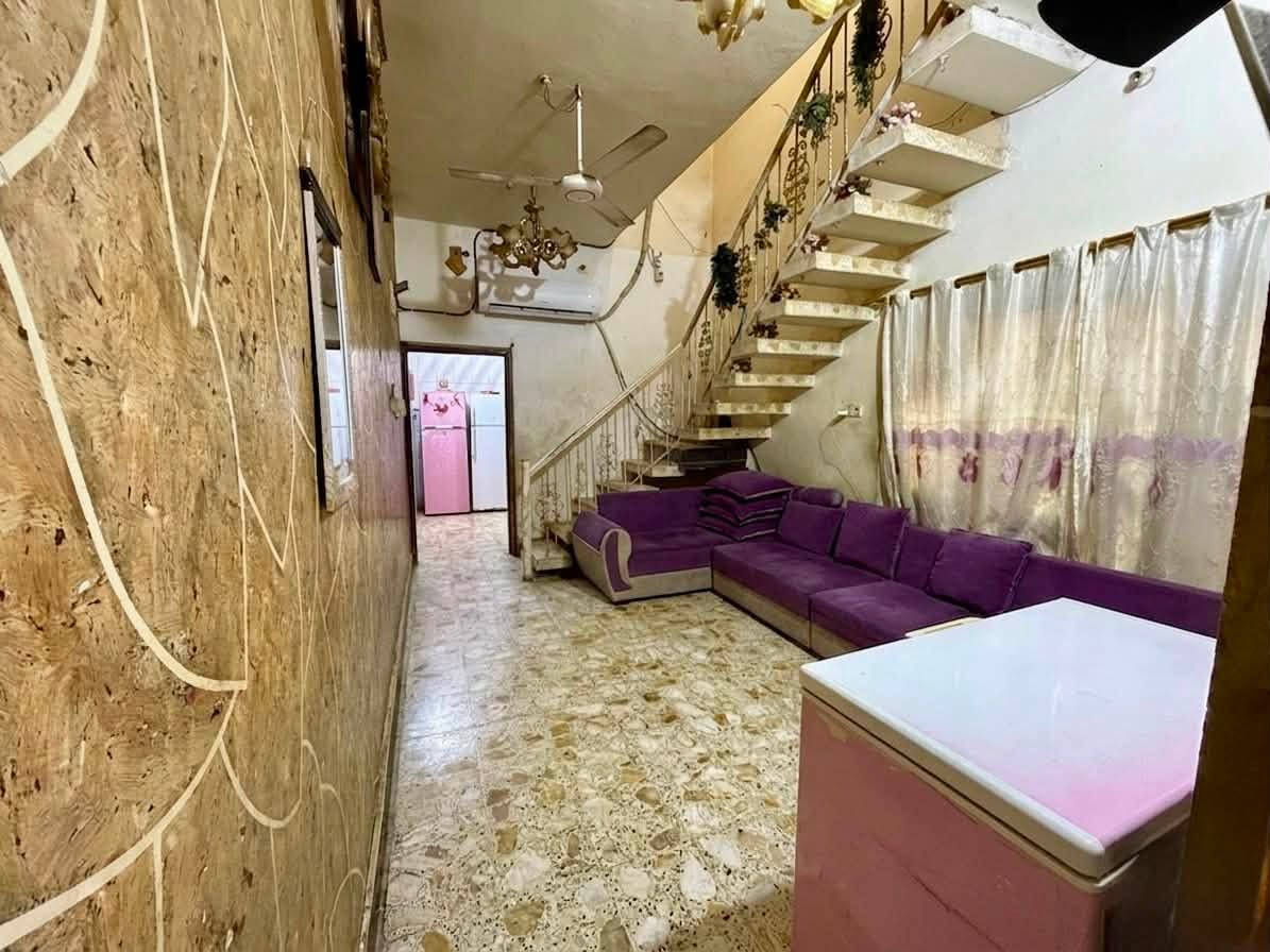 السلام عليكم ،
بيت مساحه ١٠٠م طابقين زين لقوس شارع المدارس
يحتوي الطابق الاول على غرفه نوم وصاله واستقبال ومطبخ وحمام وصحيات 
والطابق الثاني غرفه وصاله 
الرقم:***********
