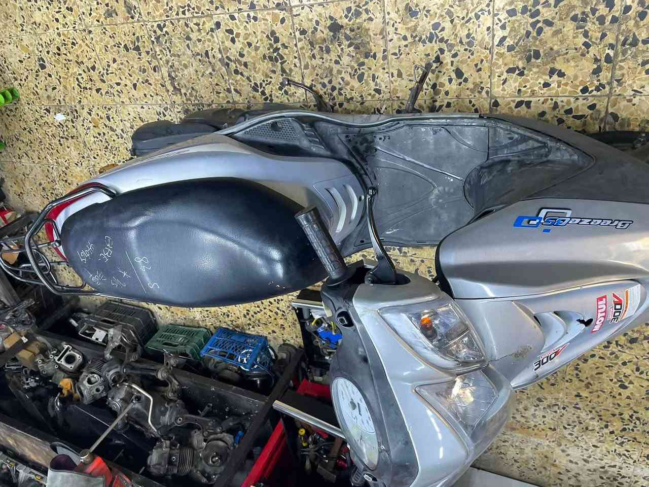 سلام وعليكم
درجه بريز بغبغاء 
مكينه ممفتوحه بلاديه
درجه شلعه معدل تخبل 
ناعمه بل مشي 
تشغيله بكل وكت نكره
درجه كله بلاديه مملعوب بيه 
منضفيره ومكينه
بيه زلون 
 رقم تلفون *********** بي وتساب 
مكاني حي تونس 
نقوصاته هورن واقيه مال صالنصه واير كيلو متر بس ذني 
سعره ٩٠٠ وبيه مجال لشراي
