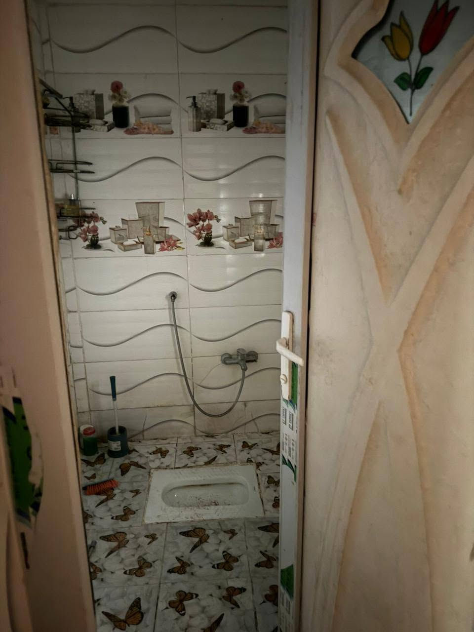 بيت للبيع الشعب شارع عدن قرب جامع الشروفي مساحه 80 طابو صرف ب 150 وبي مجال مراجعه ولستفسار ***********

