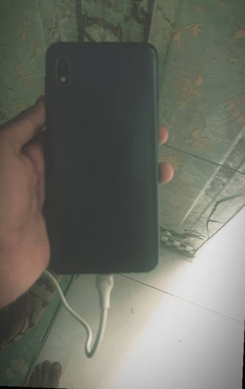 السلام عليكم جاهز Samsung Galaxy A10 جهاز مستعمل بس نضيف مو عطلان للبيع:
الشاشة: بحجم 6.2 بوصة من نوع IPS LCD بدقة HD+ (720×1520 بكسل) مع تصميم النوتش (Infinity-V).  
​المعالج: ثماني النواة Exynos 7884 بتكنولوجيا 14 نانومتر مع معالج رسميات Mali-G71 MP2.  
​التخزين والرام: ذاكرة داخلية 32 جيجابايت مع 2 جيجابايت أو 4 جيجابايت رام، ويدعم إضافة كارت ذاكرة خارجي (MicroSD).  
​الكاميرا الخلفية: بدقة 13 ميجابكسل بفتحة عدسة f/1.9 وتدعم تصوير الفيديو بدقة 1080p.  
​الكاميرا الأمامية: بدقة 5 ميجابكسل بفتحة عدسة f/2.0.  
​البطارية: بسعة 3400 مللي أمبير (لا تدعم الشحن السريع).  
​نظام التشغيل: جاء بنظام أندرويد 9.0 (Pie) ويمكن ترقيته إلى أندرويد 11.  السعر 30 الف والتوصيل مجاني السعر النهائي مابيه مجال قفل قفل قفل للستفسار الاتصال على هذا الرقم ***********

نص مكتوب في الصور:
- @appass_11