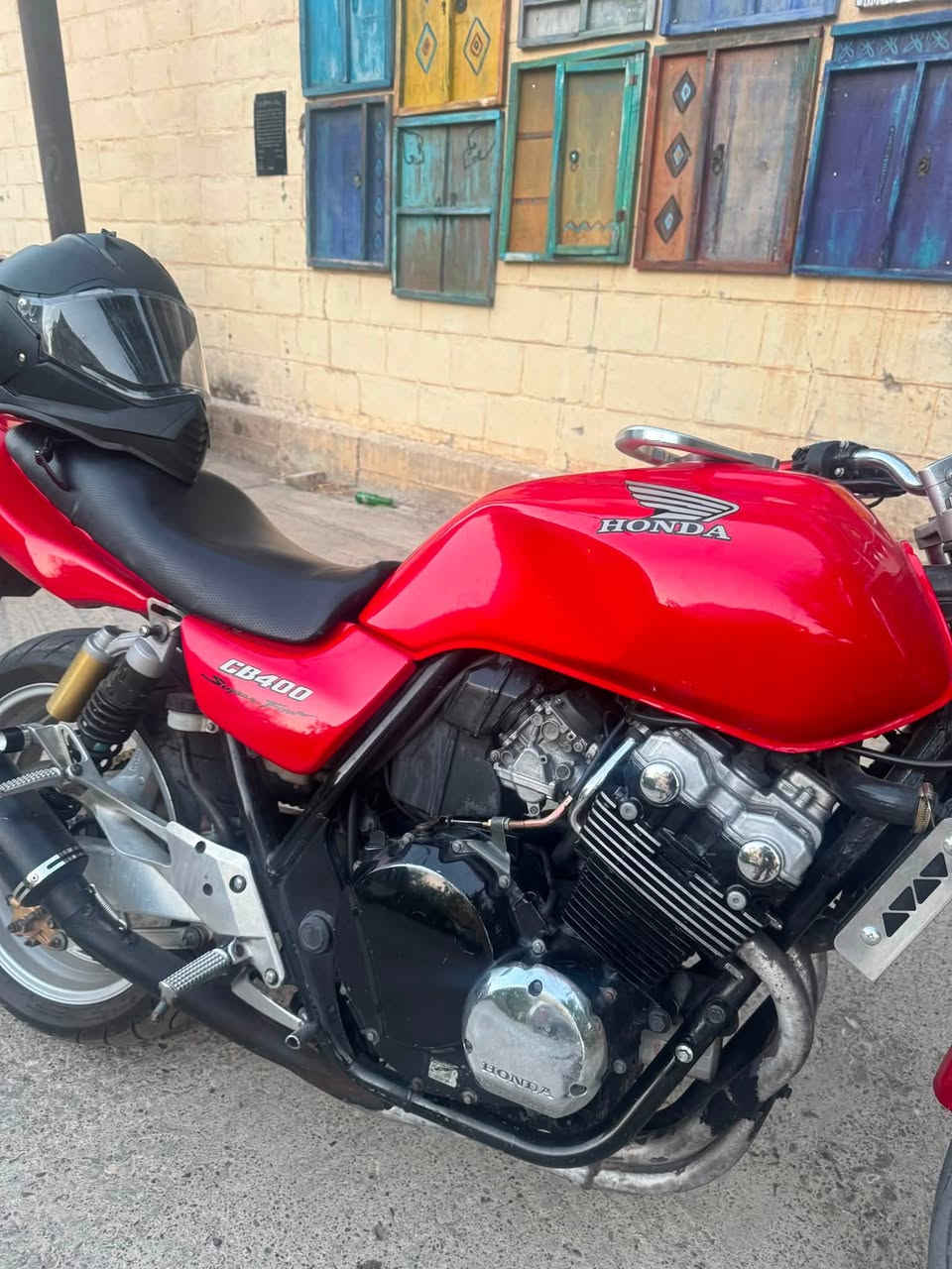Honda cb400sf 2004 فرۆشتن
وەک عەیب و عار یەک عەیبی نیە 
دەرەجە یەکی ماتۆرە 
مۆدێلی 2004
 سوپەرەکەی ئییشەکا 
گێر و مەکینە بە شەرت 
20 هەزار ڕۆشتوە 
داوای 1500$ ی لێ ئەکەم و قوفڵێتی 
دەنگێکی تا بڵێی خۆشی هەیە بۆیاخی تازەیە 
من لە سلێمانیم 
*********** 
یان نامە ڤنێرە
