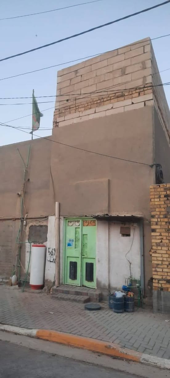 بيت طابو صرف مساحة77متر واجهة 7متر ونزال 11متر  وبي غرفة فوق و(سطحين).. الطابق الاول غرفة نوم.. استقبال.. صالة.. صحيات.. ممر طولة 7متر  .... متوفرة كافة الخدمات تبليط انارة مدارس محلات»» العنوان حي الصدر الرابع قرب الشارع العام قرب مدرسة العراق السعر 75وبي مجال مو شراي لا تعلق رجاءآ ***********متوفر واتساب
