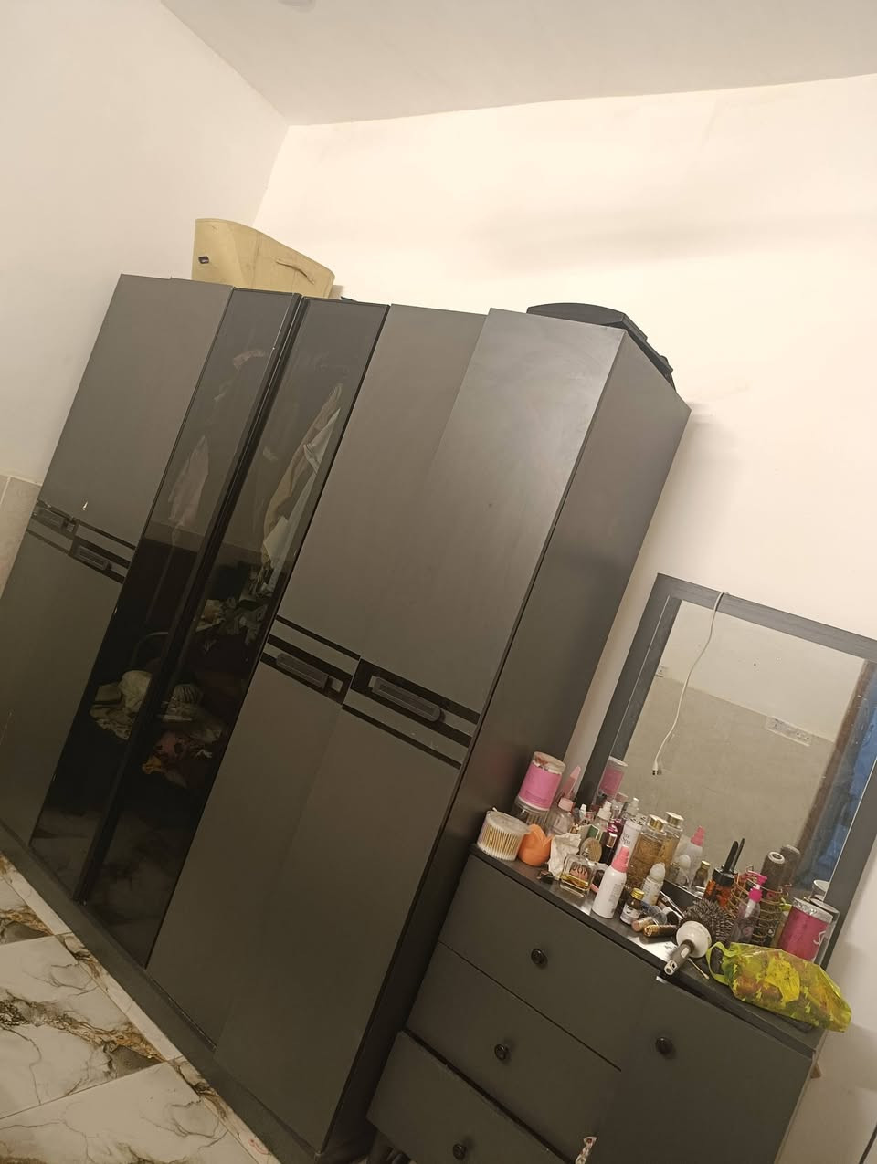 غرفة نوم  للبيع موضحا بالصور بيها درسنك روم ٥ قطع  سبلت ٢ طن اواكس جديد وع فحص
غرفة نوم  للبيع موضحا بالصور بيها درسنك روم ٥ قطع  سبلت ٢ طن اواكس جديد وع فحص احنا
شادي بلغرفة يعني تجي تفحص وتفحا ٤٠٠ 
للبيع سعر ٣٧٥ مكان الشعب 
مبردة خرطوم حجم ٤٠ سعر ١٩٠
*********** متو فر واتس
