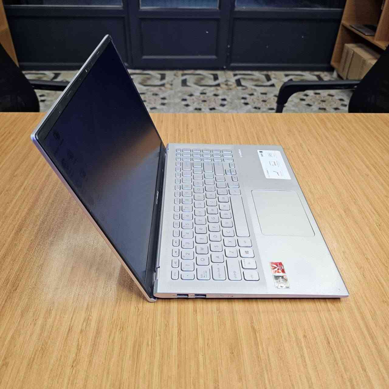✨ أناقة خفيفة، وأداء يعتمد عليه! ASUS VivoBook 15 💻
​تبحث عن لابتوب أنيق بشاشة واسعة، خفيف الوزن، ومناسب تماماً للدراسة، العمل اليومي، وتصفح الوسائط بدون أي تهنيج؟ هذا الجهاز المميز باللون الفضي الشفاف (Transparent Silver) هو الخيار الأنسب لك!
​🔹 المواصفات الفنية للجهاز:
​⚙️ المعالج (CPU): AMD Ryzen 5 - 3500 (4 Core & 8 Thread) — أداء ممتاز وسلس للمهام اليومية المتعددة.
​🎮 كارت الشاشة (GPU): AMD Radeon 4GB + خارجي 2GB — لتشغيل البرامج المرئية والتطبيقات بكفاءة.
​💾 الذاكرة العشوائية (RAM): 8GB DDR4 — سرعة واستجابة ممتازة.
​💽 التخزين (SSD): 256GB SSD NVMe M.2 — إقلاع خاطف للنظام ونقل سريع للملفات.
​🖥️ الشاشة: 15.6 بوصة FHD IPS Filter — شاشة واسعة ومريحة للعين بألوان صافية.
​🪶 الوزن: خفيف جداً (1.60Kg) وسهل التنقل في الحقيبة.
​🎨 اللون: فضي شفاف أنيق (Transparent Silver).
​🔌 المنافذ والتقنيات: WiFi, Bluetooth, Webcam, 3x USB, Type-C, HDMI, Audio Jack.
​🔍 الحالة: مستعمل نظيف جداً بحالة ممتازة (Second Hand).
​🎁 العروض والضمان:
​🛡️ ضمان شامل لمدة سنة كاملة لتشتغل وأنت مرتاح البال.
​🎁 باكيج 11 هدية وخدمة مميزة مجاناً مرفقة مع الجهاز!
​⚠️ تنبيه: متوفر قطعة واحدة فقط حالياً!
​📲 لمعرفة السعر أو الاستفسار والحجز، تواصل معنا مباشرة عبر الواتساب أو الرسائل:
📞 ***********
​📍 العنوان: السليمانية - منطقة قولەرەیسی - خلف مسجد الشهيد مريوان (متجر Shazad Technology).

​✨ جوانی و سووکی، لەگەڵ ئادایەکی باوەڕپێکراو! ASUS VivoBook 15 💻
​بەدوای لاپتۆپێکی شیک، سووک و بە شاشەیەکی گەورەدا دەگەڕێیت بۆ خوێندن، کاری ڕۆژانە و بینینی ڤیدیۆ بەبێ هیچ خاوبوونەوەیەک؟ ئەم ئامێرە بێئەندازە جوانە بە ڕەنگی زیوی درەوشاوە (Transparent Silver) باشترین هەڵبژاردنە بۆ تۆ!
​🔹 تایبەتمەندییەکانی ئامێرەکە:
​⚙️ پرۆسێسەر (CPU): AMD Ryzen 5 - 3500 (4 Core & 8 Thread) — کارکردنی خێرا و ڕەوان بۆ ڕاپەڕاندنی کارەکانی ڕۆژانە.
​🎮 کارتی گرافیک (GPU): AMD Radeon 4GB & External 2GB — گونجاو بۆ بەرنامە دیدارییەکان و بەکارهێنانی ڕۆژانە.
​💾 ڕام (RAM): 8GB DDR4 — خێرایی و ئادایەکی باش.
​💽 بیرگە (Storage): 256GB SSD NVMe M.2 — خێراییەکی بەرز لە هەڵکردنی سیستەم و کردنەوەی فایلەکاندا.
​🖥️ شاشە: 15.6 ئینج FHD IPS Filter — شاشەیەکی گەورە و ڕوون کە چاوەکانت ماندوو ناکات.
​🪶 کێش: زۆر سووکە (1.60Kg) و زۆر ئاسانە بۆ هەڵگرتن و گواستنەوە.
​🎨 ڕەنگ: زیوی بریقەدار (Transparent Silver).
​🔌 دەرچە و تایبەتمەندییەکان: WiFi, Bluetooth, Webcam, 3x USB, Type-C, HDMI, Audio Jack.
​🔍 دۆخ: بەکارهاتوو (زۆر خاوێن و لە دۆخێکی نایابدایە).
​🎁 ئۆفەر و زەمان:
​🛡️ زەمانی گشتگیر بۆ ماوەی یەک ساڵی تەواو بۆ دڵنیایی ئێوە.
​🎁 ١١ دیاری و خزمەتگوزاری تایبەت بەخۆڕایی لەگەڵ ئامێرەکەدا!
​⚠️ ئاگاداری: تەنها ١ دانە بەردەستە!
​📲 بۆ زانینی نرخ و داواکردن، لە ڕێگەی نامە یان واتساپ پەیوەندیمان پێوە بکەن:
📞 ***********
​📍 ناونیشان: سلێمانی - ناوچەی قولەڕەیسی - پشتی مزگەوتی شەهید مەریوان (فرۆشگای Shazad Technology).
