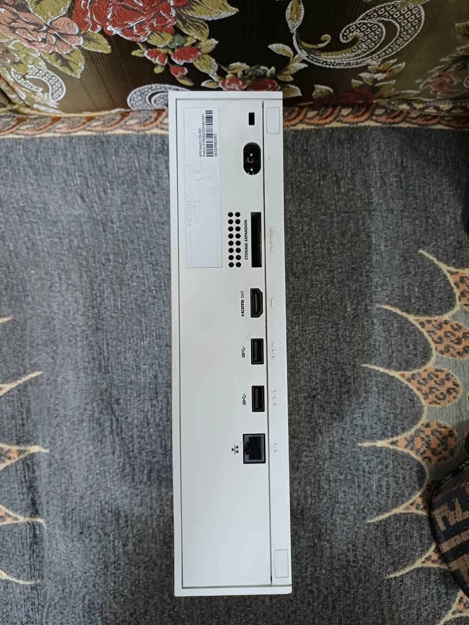 السلام عليكم
اكس بوكس سيريس اس 
512كيكا
مامفتوح
كامل ملحقات الاصلية 
شاشه كيمنك 
120فريم
فول HD
كيبورد ميكانيكي
ماوس+ماوس باد
العنوان بغداد الشعب
السعر550وبي مجال 
واتساب***********
