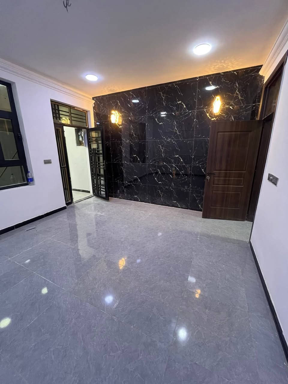 السلام عليكم
🏠#الدارللبيع 80متر واجهيه 5متر نزال 16متر

 طابقين وبيتونه  بناء حديث وتصميم متكامل✨️

 يحتوي البيت. ع[3غرف نوم -استقبال -صحيات عدد2- ومطبخ] البيت شغل درجة اولى✨️

⬅️ مع الخدمات[ماي-كهرباء- تبليط ]✨️

⬅️نوع العقار  طابو زراعي سند 25 اقرار محكمه 

⬅️العنوان #بغداد_الدوره_البوعيثه   
       مجمع العدل الاول 

🔶️السعر جدا مناسب
 
🔴للاستفسار  خاص او الاتصال ع  الرقم 

☎️***********
