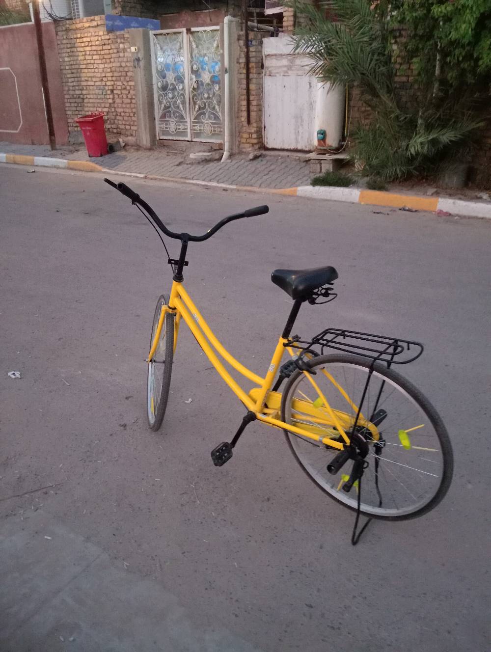 السلام عليكم عندي بايسكل BD موديل 2022 حجم 26 غراضه كامله جاملقات ومابي اي نقص للبيع ب 160 وبي مجال للشراي طبعا البايسكل الله شاهد عليه نظيف وكلشي ما بي صارلي تقريباً شهر من جبته
ممكن تذكر شنو بالضبط مكانك/منطقة البيع حتى الناس تعرف وين يفحصون البيسكل؟: 
الحسينيه
البيسكل BD موديل 2022 شنو حجمه بالضبط غير 26؟ وإذا عنده مواصفات إضافية مثل جامل/سلة/ستاند، شنو الموجود؟: 
جاملقات وستاند
حالة البيسكل شلون؟ بيه أي خربطة، صدا، أو شغل يحتاج صيانة لو كله جاهز؟: 
كله جاهز
السعر 160، شكد آخر سعر نهائي إذا بي تفاوض؟: 
140