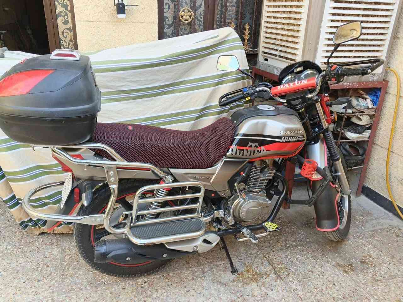 ديوان هانتر • ٢٠٠ • ٢٠٢٥