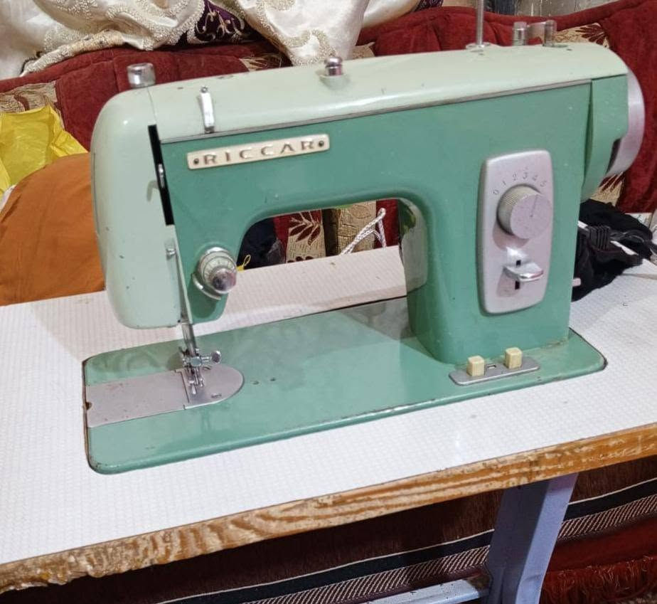 مكاين خياطة للبيع الرجالي ب250 والاخضر الصناعي الصغيرة ب125 كاملات شغالات مكان ناصرية مركز ***********
