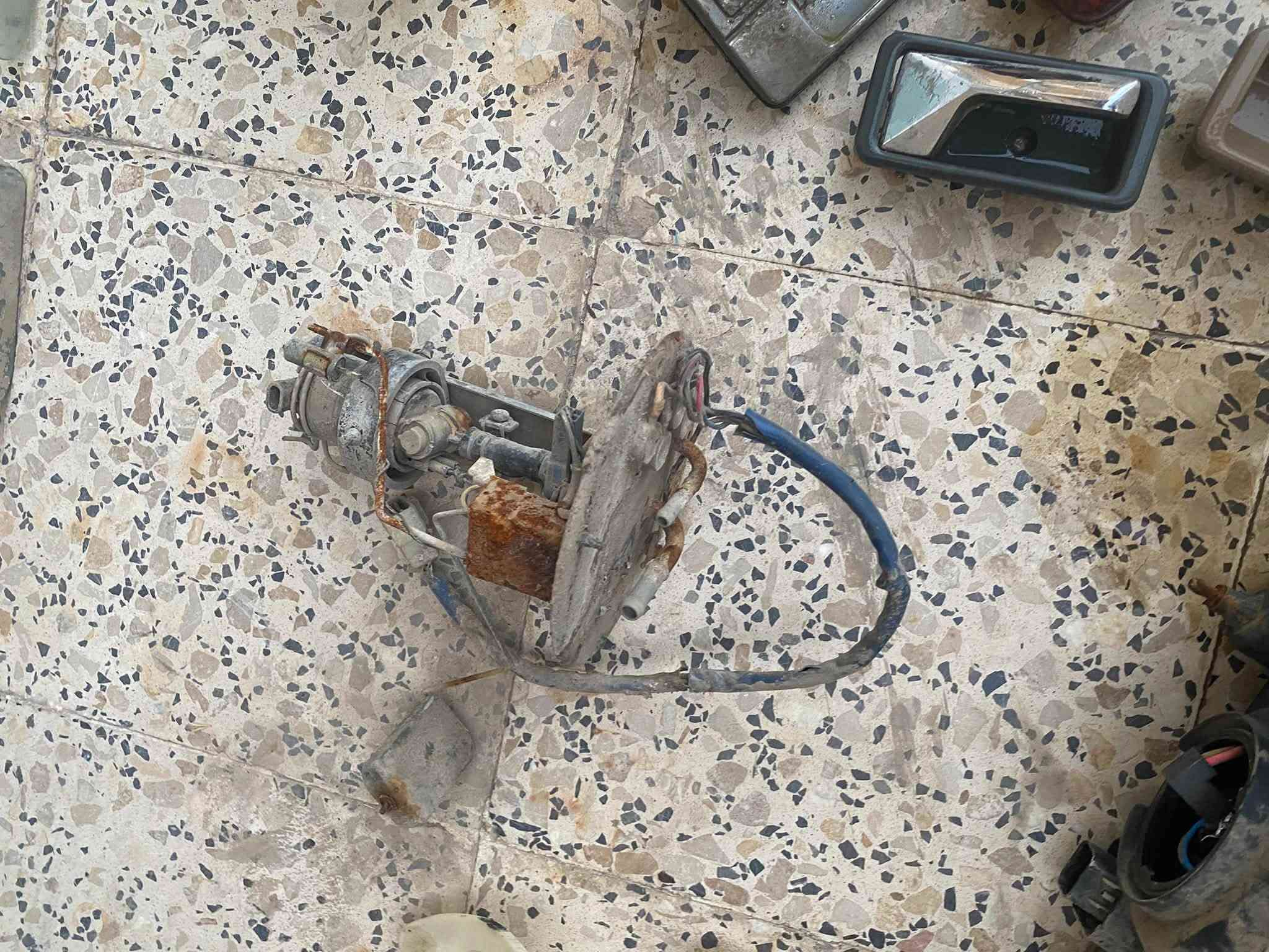عراض مازدا 929 للبيع 
موصل حي العربي 
+ زوج لايت أمامي وعطر النترا 2004
***********
