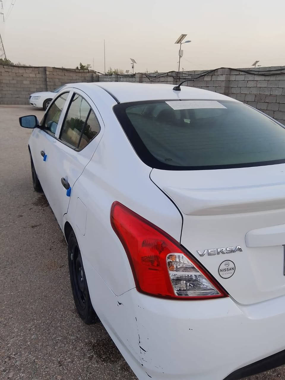 نيسان صني موديل ٢٢ بيها باب الصدر مبدل بدون اي جلخ السعر ١٠٥ قفل الكل شغال ماناقصه برغي شراي ***********
