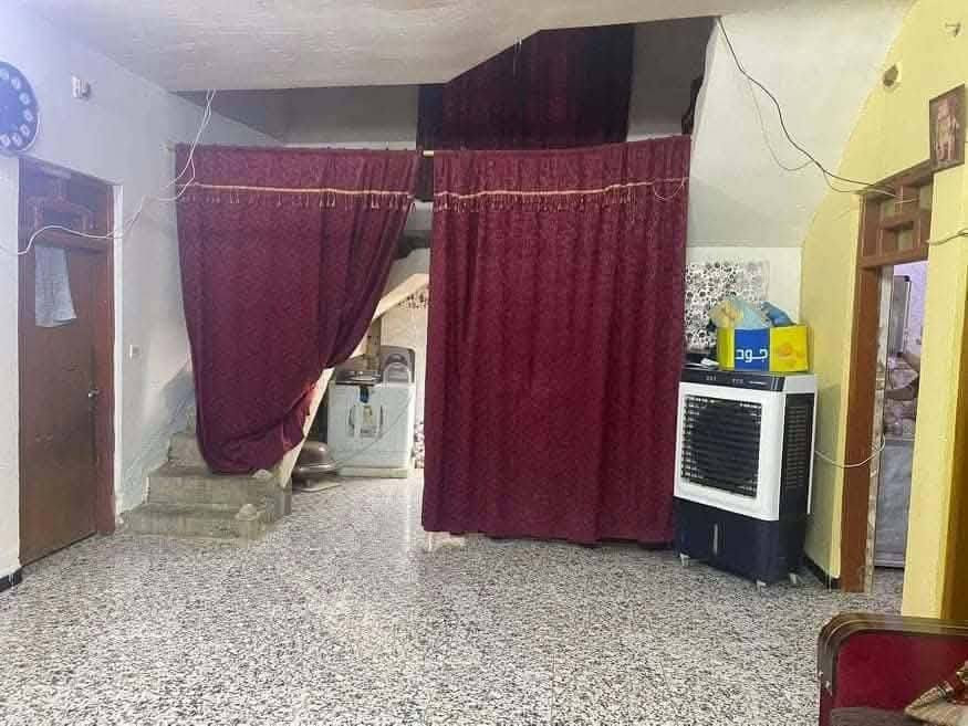 للبيع أو الإيجار 
بيت مساحته 400متر 
الفلوجه منطقة المختار 
أقرب نقطه داله سكلاته الرحمن
4غرف نوم 
الطابق الارضي كامل غرفتين نوم وصاله ومطبخ واستقبال وهول وصحيات كراج 
الطابق الثاني بعد ما كامل 
للايجار 300قفل 
البيع 80 مليون 
***********
