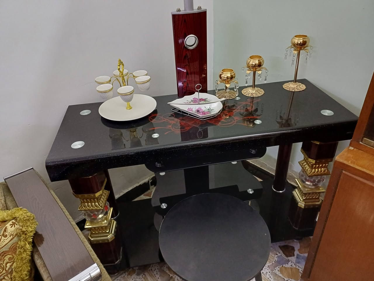 مروحة سقف ثانوي السعر ٥٠ الف /ميز تلفزيون السعر ٥٠ الف العنوان الغزالية ***********

