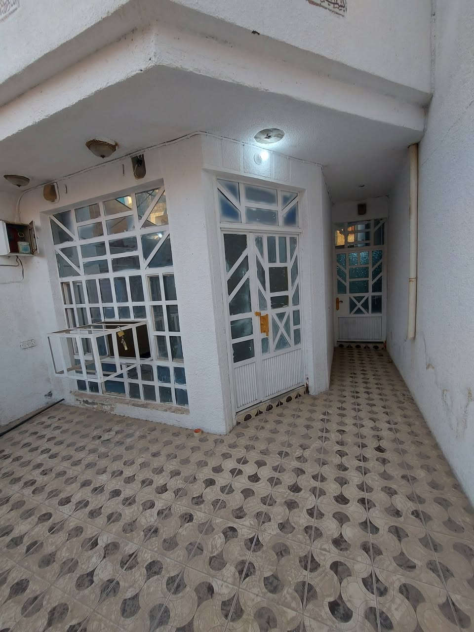 🏘 دار للأيجار ✅️ بعقوبة البحيرة ✅️ بناء حديث ✅️ موقع مميز ✅️ خلف البشير مول 
🏘 ايجار الدار [[ ٤٠٠ ]] قابل للتفاوض 
🔺️ مساحة ( ١٠٠ ) متر 
🏚 طابق الأول : ستقبال ✅️ صالة كبيرة ✅️ مطبخ ✅️ مجموعة صحيات ✅️ مناور ( ٢ ) ✅️ كراج سيارة 
🏘 طابق ثاني ( ٢ ) غرفة نوم ✅️ صالة  ✅️ بيتونة ✅️ مع سطحين
للاستفسار مع مكتب نجاح العميري للعقار ☎️
 موقع المكتب ⬅️ مدخل العزات مجاور اسواق نوتيلا الغذائية 🛒 او التواصل على الماسنجر او الواتساب على الرقم *********** 📞📞
